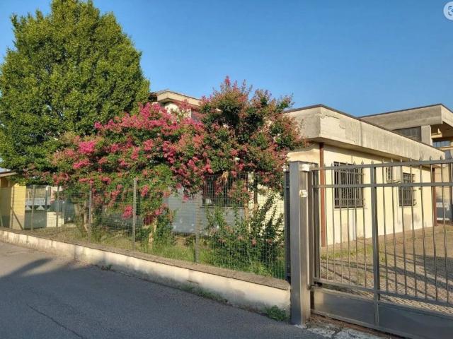 Capannone in vendita di 700 m² in Via Arno, 6