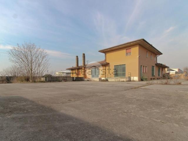 Capannone in vendita di 700 m² in Via Garza, 1