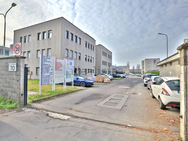 Capannone in vendita di 700 m² in Via Giuseppe di Vittorio