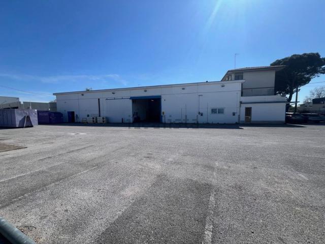 Capannone in vendita di 700 m² in Via dei Boschetti, 30