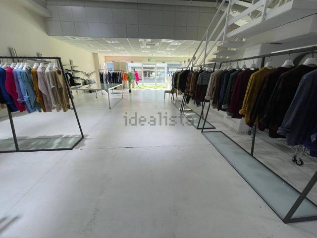 Capannone in vendita di 700 m² in Via dei Cardatori