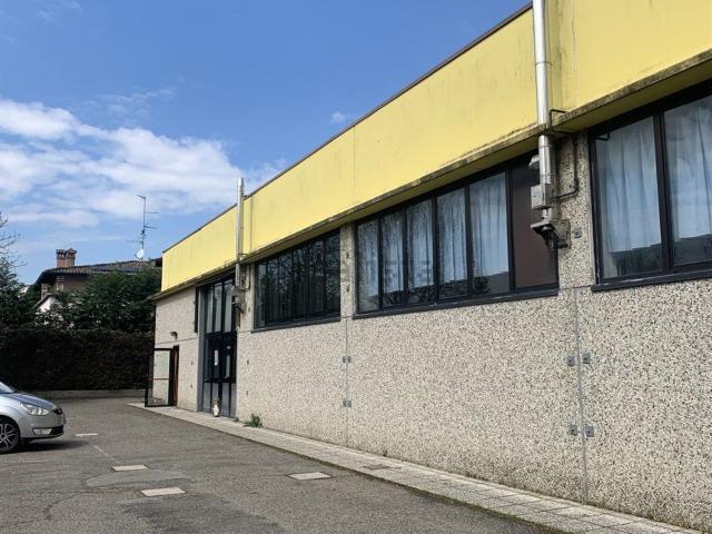 Capannone in vendita di 700 m² in Via del Papa