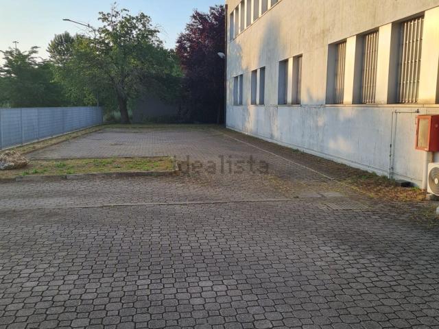 Capannone in vendita di 700 m² in Via Oliviero Simoni