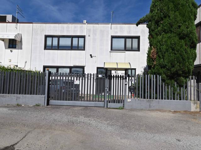 Capannone in vendita di 700 m² in Via la Chianicella, 48