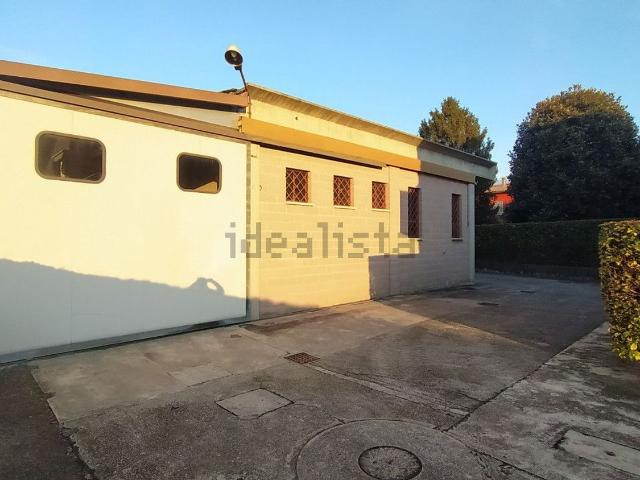Capannone in vendita di 700 m² in Via Legnago