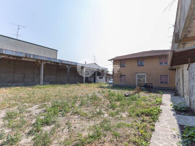 Capannone in vendita di 700 m² in Via Luigi Gramatica, 27