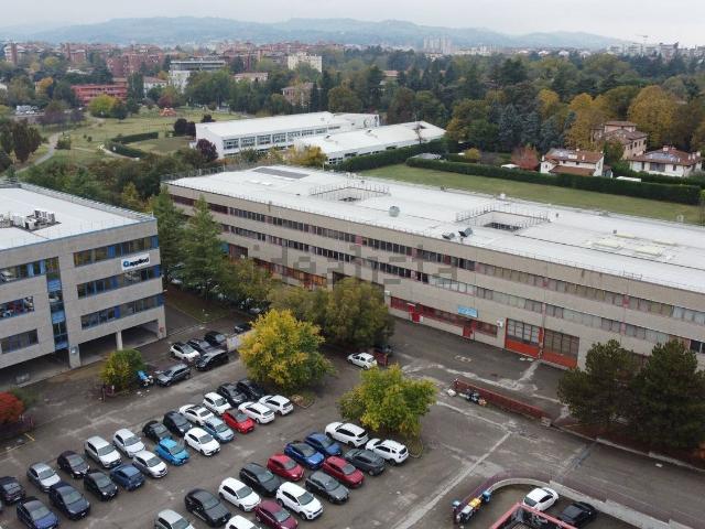 Capannone in vendita di 700 m² in Via Speranza, 31