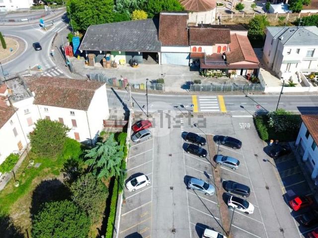 Capannone in vendita di 700 m² in Via Papa San Pio X, 26