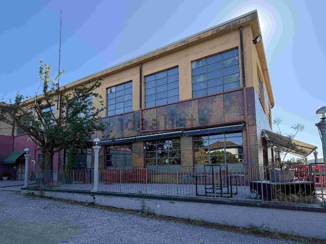 Capannone in vendita di 700 m² in Via per Oneda