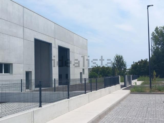 Capannone in vendita di 700 m² in Via Pialoi