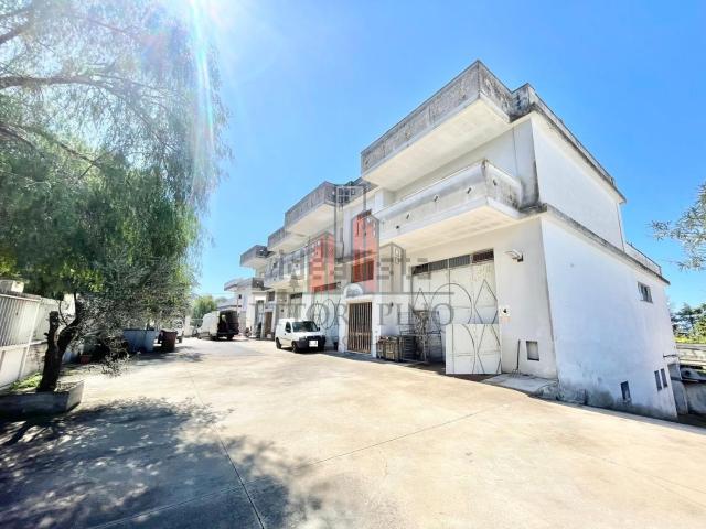 Capannone in vendita di 700 m² in Via Pietro Siciliani