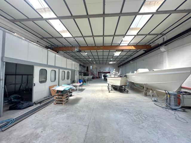 Capannone in vendita di 700 m² in Via Pratolino