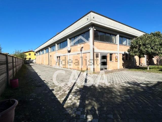 Capannone in vendita di 700 m² in Via Regina Margherita