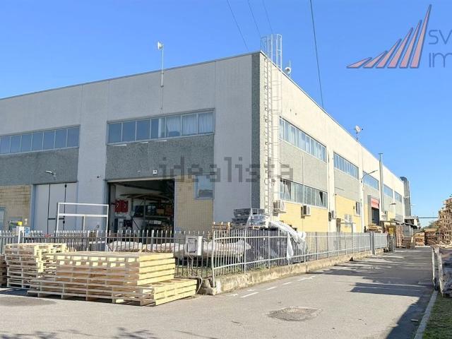 Capannone in vendita di 700 m² in Via Trivulzina, 13