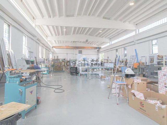 Capannone in vendita di 700 m² in Viale Industria, 3