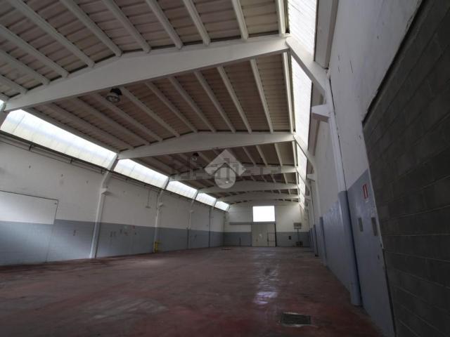 Capannone in vendita di 700 m² in Viale Piemonte, 1