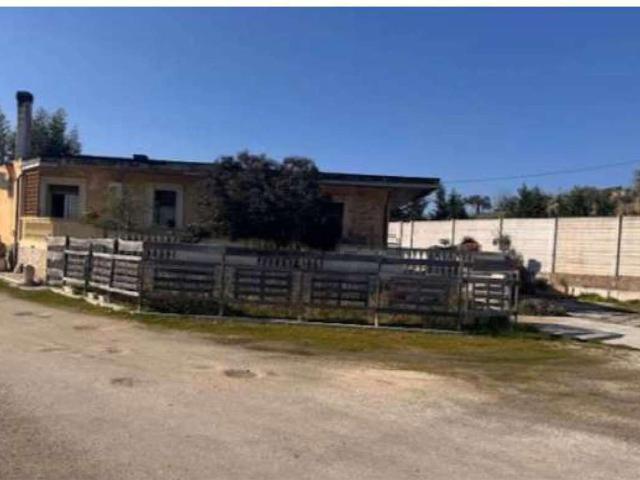 Capannone in vendita di 700 m² in Strada Comunale Prati, 86