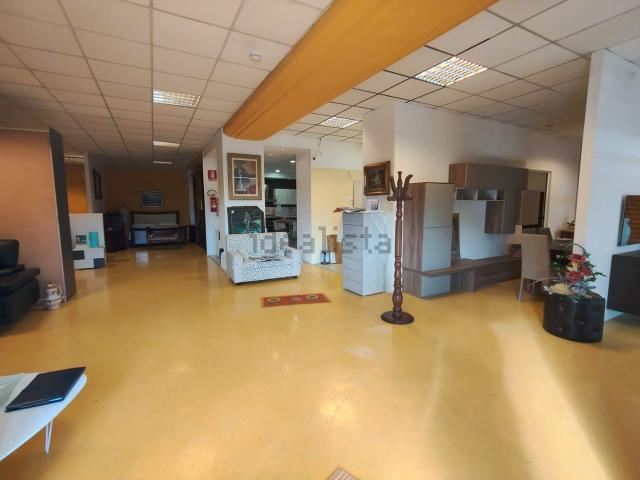 Capannone in vendita di 700 m² in Strada Statale carpinone, 6