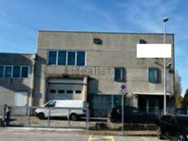 Capannone in vendita di 703 m² in Via dell&apos Artigianato