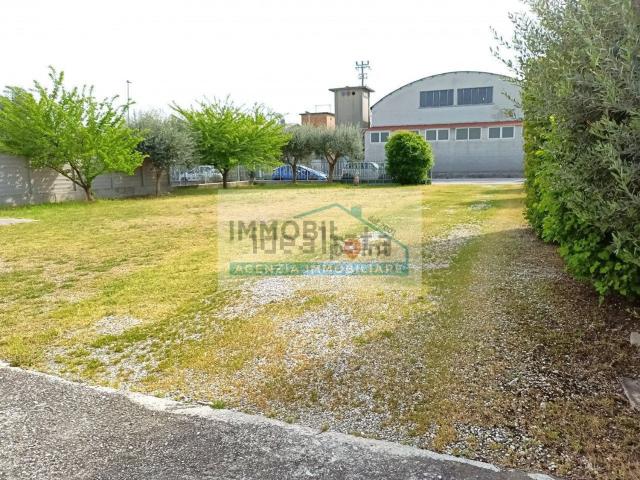 Capannone in vendita di 705 m²