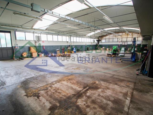 Capannone in vendita di 705 m² in Via IV Novembre
