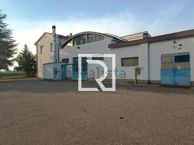 Capannone in vendita di 705 m² in Via San Martino