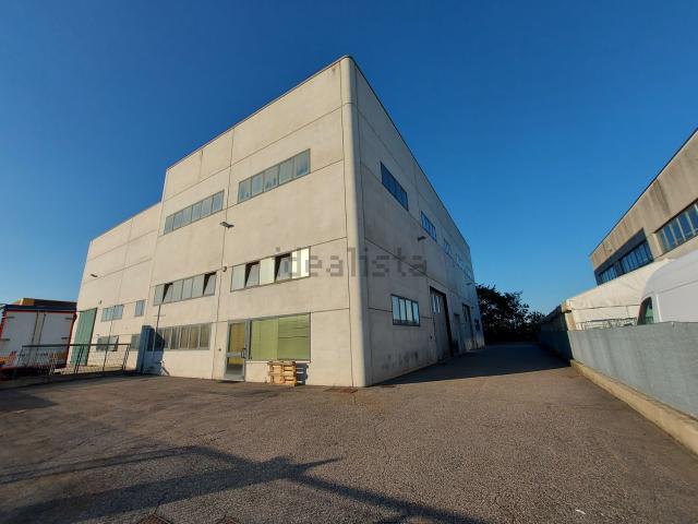 Capannone in vendita di 706 m² in Via dell&apos  Artigianato, 52