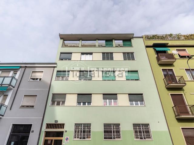 Capannone in vendita di 70 m² in Via Curio Dentato, 8