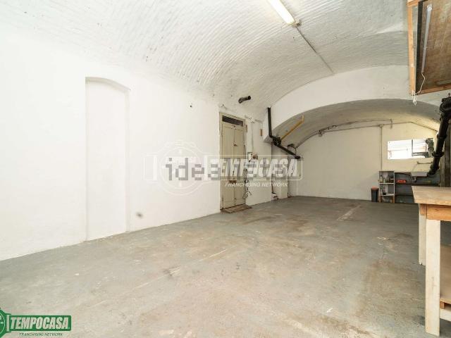 Capannone in vendita di 70 m² in Via Plinio, 35