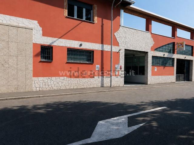 Capannone in vendita di 710 m² in Via Adua, 8
