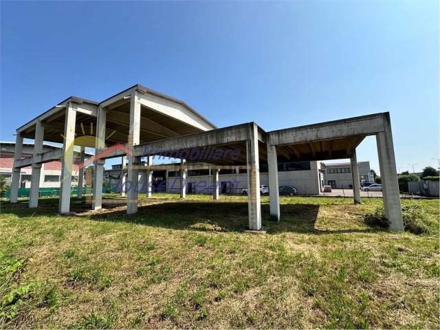 Capannone in vendita di 720 m²