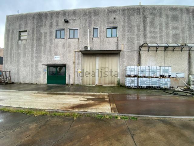 Capannone in vendita di 720 m² in Via G. Curioni, 3