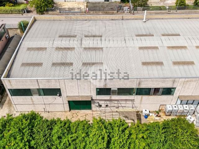 Capannone in vendita di 720 m² in Via Giuseppe Curioni