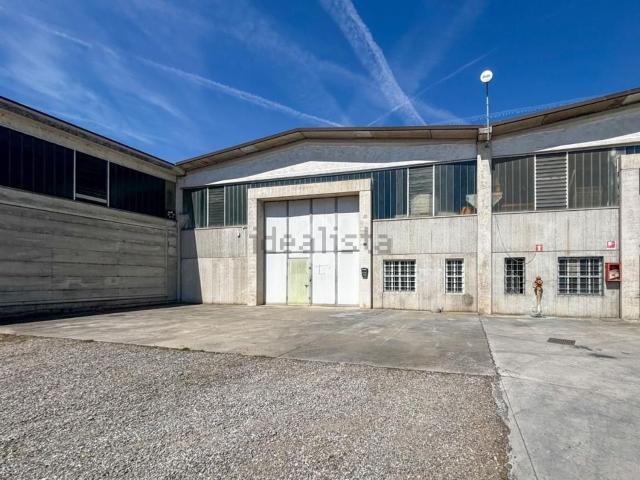 Capannone in vendita di 720 m² in Via L. Galli