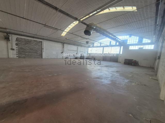 Capannone in vendita di 720 m² in Via Massimo D&apos Antona