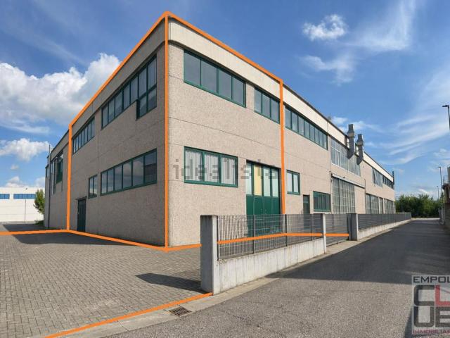 Capannone in vendita di 720 m² in Via Roma