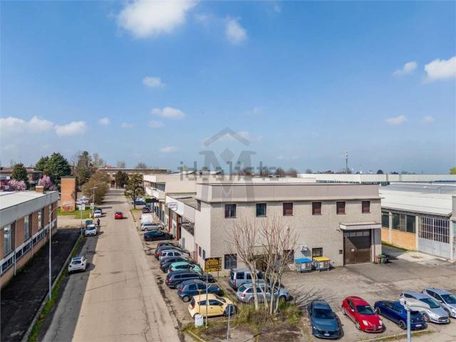 Capannone in vendita di 722 m² in Via Yuri Gagarin