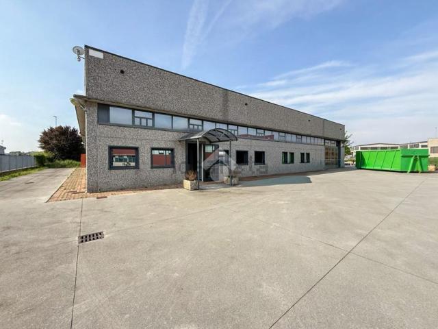 Capannone in vendita di 725 m² in Via delle Industrie, 3