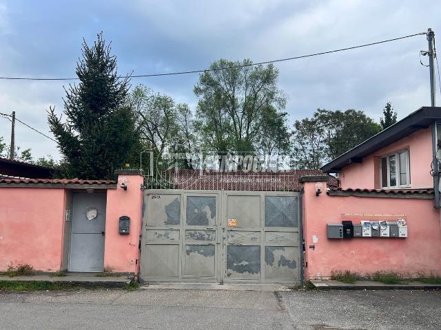 Capannone in vendita di 727 m² in Strada del Bramafame, 26