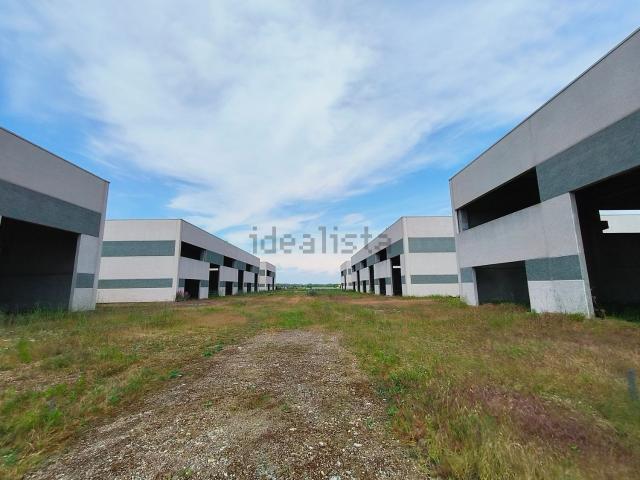 Capannone in vendita di 7300 m² in Via Besenzone, 38