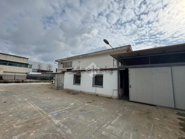 Capannone in vendita di 730 m²
