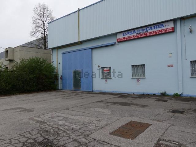 Capannone in vendita di 730 m² in Via A. Volta