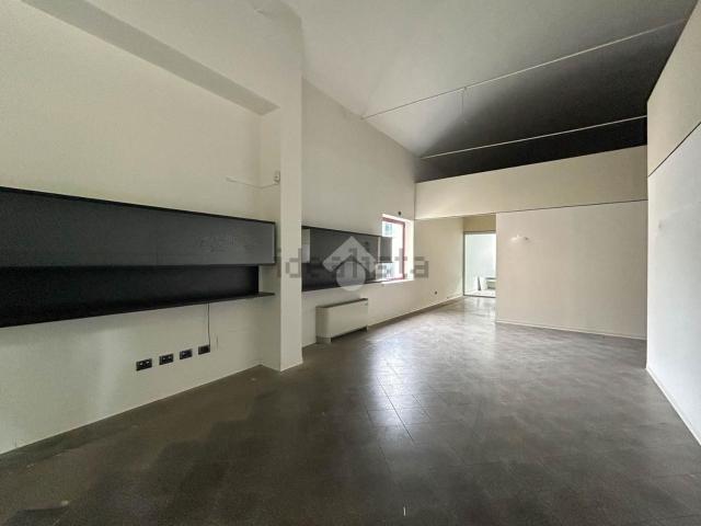 Capannone in vendita di 730 m² in Via Donizetti Gaetano