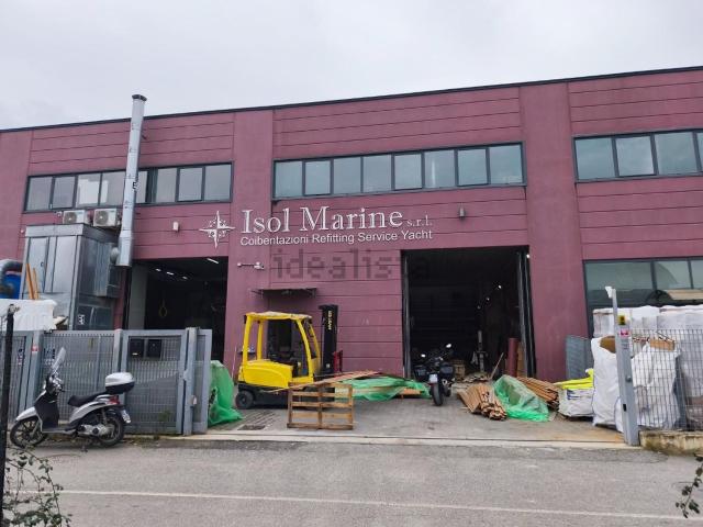 Capannone in vendita di 730 m² in Viale XX Settembre