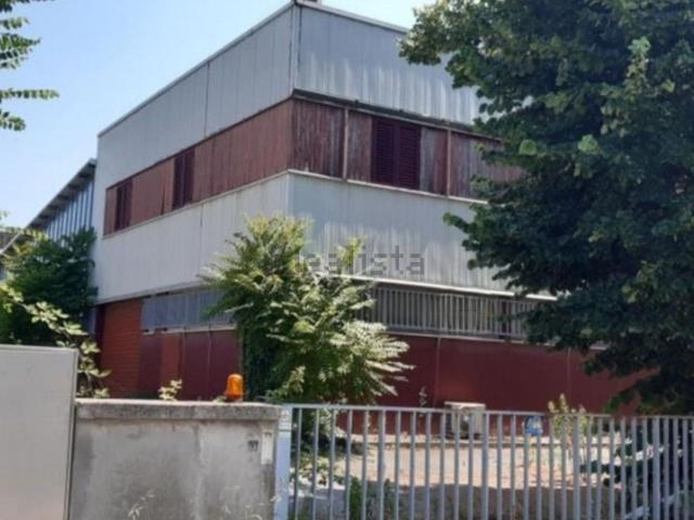 Capannone in vendita di 7340 m² in Via Amedeo Avogadro, 2