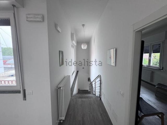 Capannone in vendita di 739 m² in Via Adua