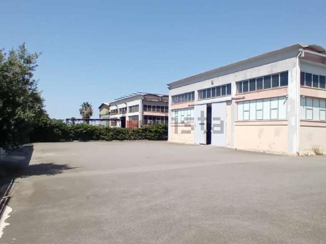 Capannone in vendita di 742 m² in Contrada Sorgente