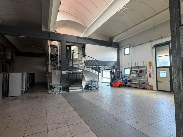 Capannone in vendita di 750 m²