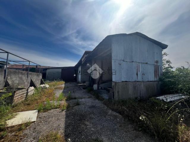 Capannone in vendita di 750 m² in Via Cavin Maggiore, 91