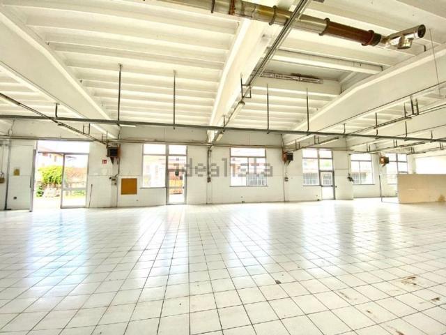 Capannone in vendita di 750 m² in Via Cerventi, 26